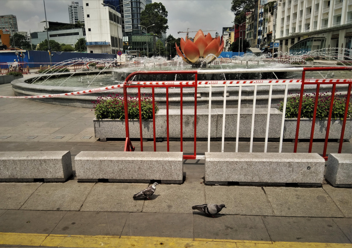 Các lối đi được che chặn bằng hàng rào sắt và các khối đá, dây ngăn cách Các lối đi được che chặn bằng hàng rào sắt và các khối đá, dây ngăn cách