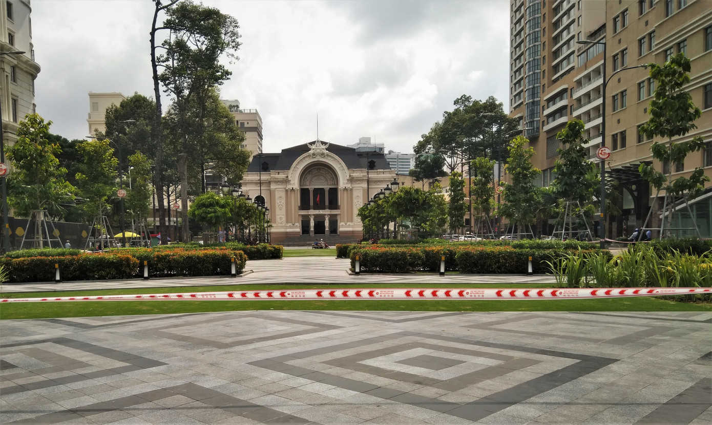 Công viên trước Nhà hát Thành phố cũng được niêm phong Công viên trước Nhà hát Thành phố cũng được niêm phong