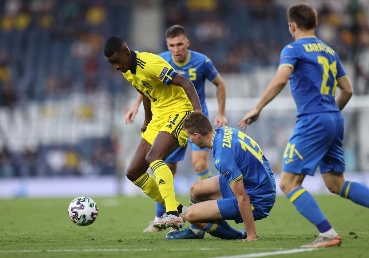 Suốt trận đấu, đội Ukraine chỉ kèm vị trí tiền đạo cắm của đối phương.