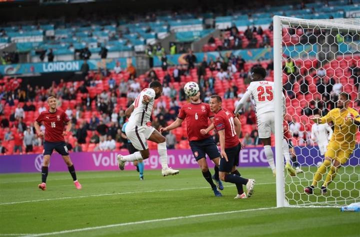 Sterling của tuyển Anh đã ghi bàn bằng cú đánh đầu ở tư thế hoàn toàn không bị ai kèm. Sterling của tuyển Anh đã ghi bàn bằng cú đánh đầu ở tư thế hoàn toàn không bị ai kèm.