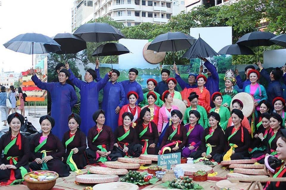 Các liền chị liền anh sinh sống làm việc tại TPHCM biểu diễn quan họ trên phố đi bộ Nguyễn Huệ, quận 1. (Ảnh: Tư liệu của liền chị Hồng Tươi)