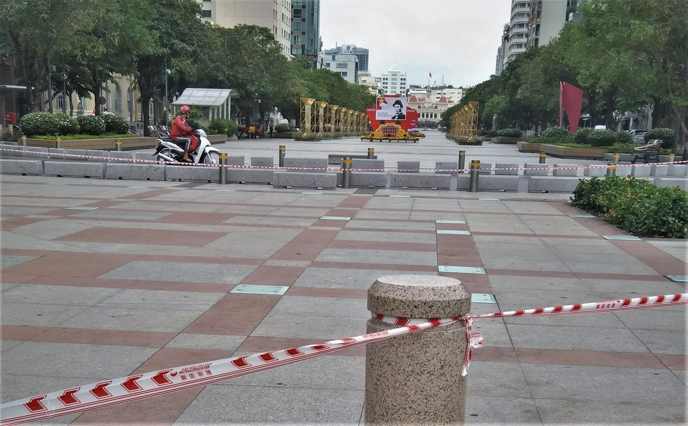 Sáng 1/6/2021, phố đi bộ Nguyễn Huệ hầu như vắng bóng người Sáng 1/6/2021, phố đi bộ Nguyễn Huệ hầu như vắng bóng người