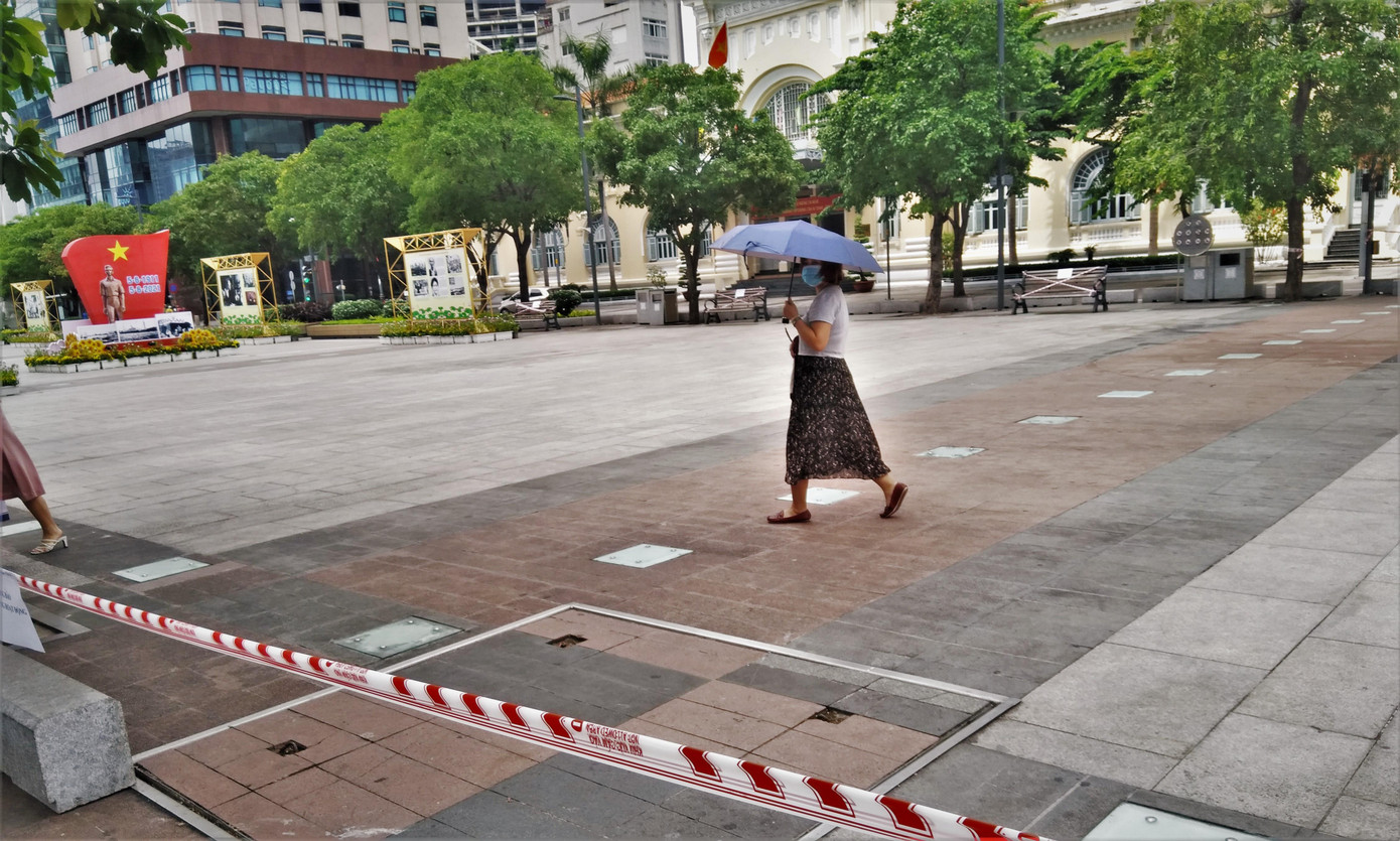 Chỉ một vài người băng qua phố đi bộ Chỉ một vài người băng qua phố đi bộ