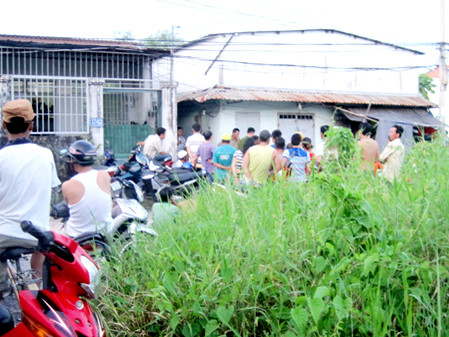 Lực lượng chức năng tiến hành khám xét phòng trọ của các đối tượng