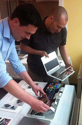 Công ty Facebook muốn nhân viên có thể làm việc trong môi trường thoải mái và tiện nghi để giúp họ đạt được hiệu quả công việc tốt nhất. Nhân viên có thể dùng máy tính loại Windows hay Linux hoặc chọn lựa máy tính với kích thước nào là tùy ý. Công ty Facebook muốn nhân viên có thể làm việc trong môi trường thoải mái và tiện nghi để giúp họ đạt được hiệu quả công việc tốt nhất. Nhân viên có thể dùng máy tính loại Windows hay Linux hoặc chọn lựa máy tính với kích thước nào là tùy ý