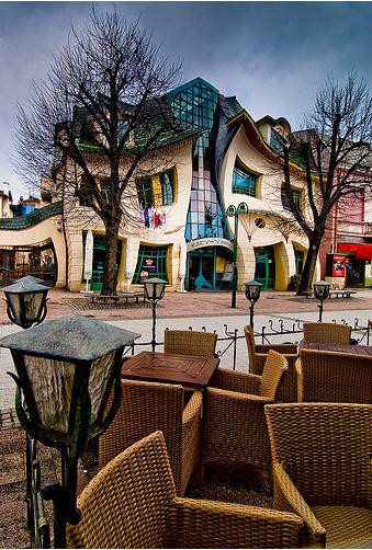 Góc phố nhìn vào ngôi nhà như đang uốn lượn