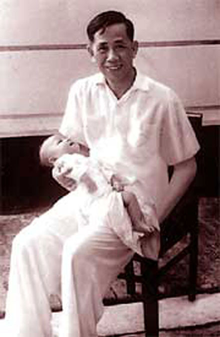 Thứ trưởng Lê Khánh Hải lúc tháng 3 tuổi và cố TBT Lê Duẩn