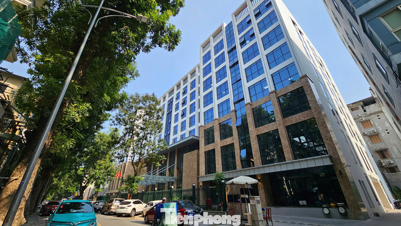 Trụ sở Liên cơ quan Bộ Lao động - Thương binh và Xã hội tại số 37 Nguyễn Bỉnh Khiêm là cơ sở mới của Bộ Nội vụ. Trụ sở Liên cơ quan Bộ Lao động - Thương binh và Xã hội tại số 37 Nguyễn Bỉnh Khiêm là cơ sở mới của Bộ Nội vụ.