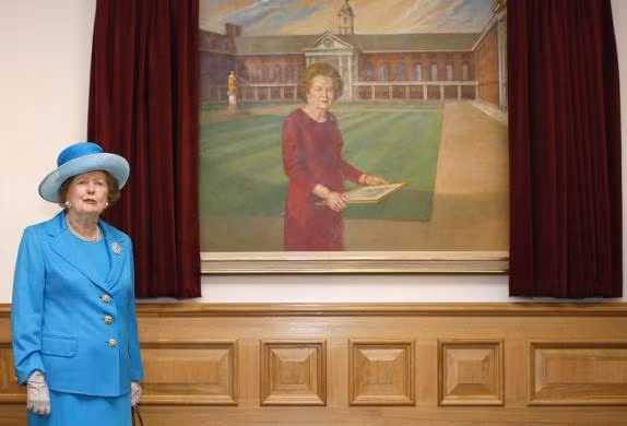 Bà Thatcher bên bức chân dung của mình tại Bệnh viện Hoàng gia Chelsea, London, 25/3/2009