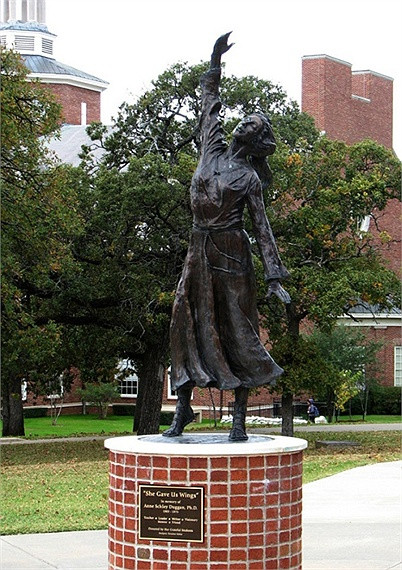 Những bức tượng của các nữ giảng viên đầu tiên khi xây dựng trường, chiếc cổng bằng cây thông và một ngôi nhà kính trong suốt chính là những điểm nhấn đặc biệt nhất trong trường