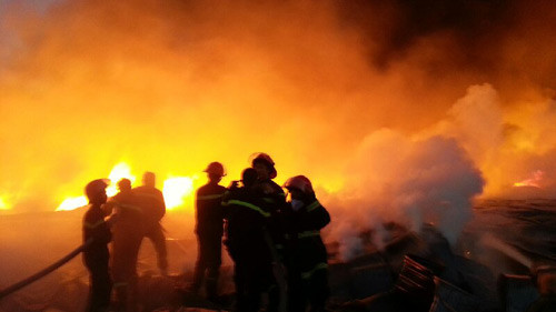 Ngọn lửa bùng cháy dữ dội. Ngọn lửa bùng cháy dữ dội