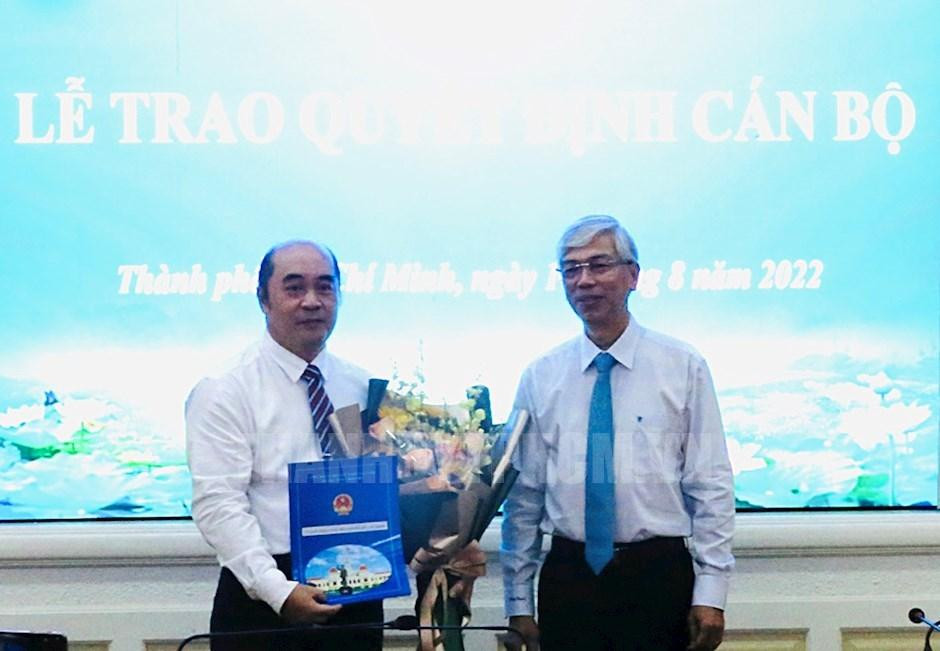 Ông Hồ Xuân Lâm (trái) nhận quyết định tiếp nhận và điều động từ Phó Chủ tịch UBND TPHCM Võ Văn Hoan. Ảnh: Thành uỷ TPHCM