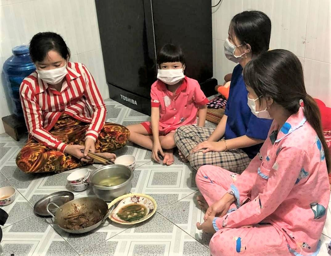 Đời sống nhiều gia đình công nhân lao động đang gặp nhiều khó khăn do ảnh hưởng dịch COVID-19 và bão giá