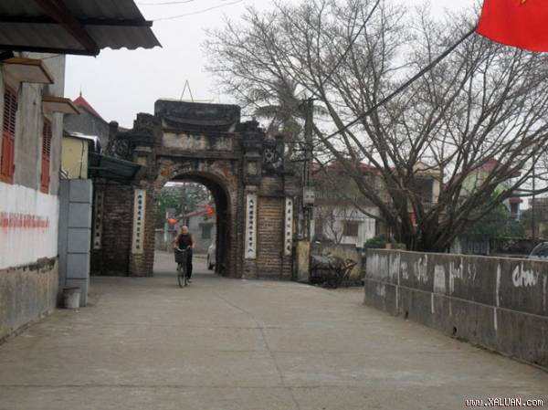 Cổng làng Dục Tú, đúng một nghìn năm mới có người con gái của làng Cổ Loa bước qua.