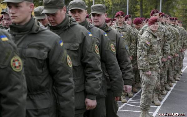 Quân đội Mỹ (phải) tập trận chung với quân đội Ukraine (trái) (ảnh: Reuters)