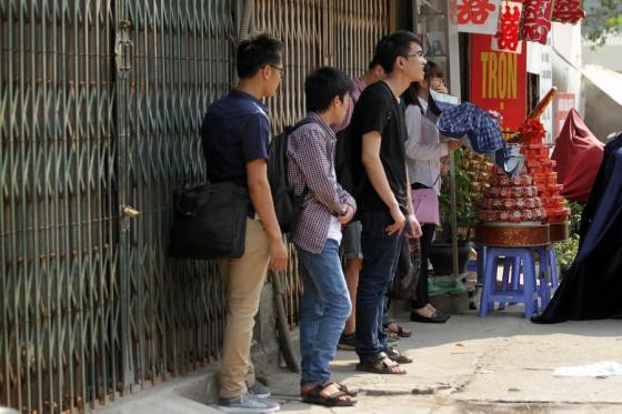 Điểm chờ xe bus nhếch nhác, nguy hiểm giữa thủ đô ảnh 6