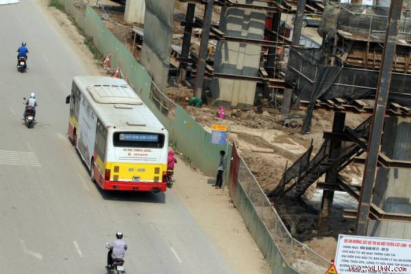 Những điểm chờ xe bus “tử thần” giữa thủ đô