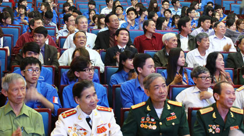 Các cựu sinh viên Hà Nội trong buổi gặp mặt truyền thống ngày 25/4 tại Hà Nội. Ảnh:Hoàng Phương. IMG-9821.jpg