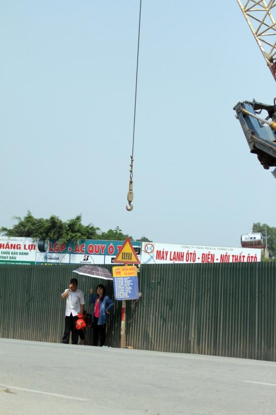 Điểm chờ xe bus nhếch nhác, nguy hiểm giữa thủ đô ảnh 3