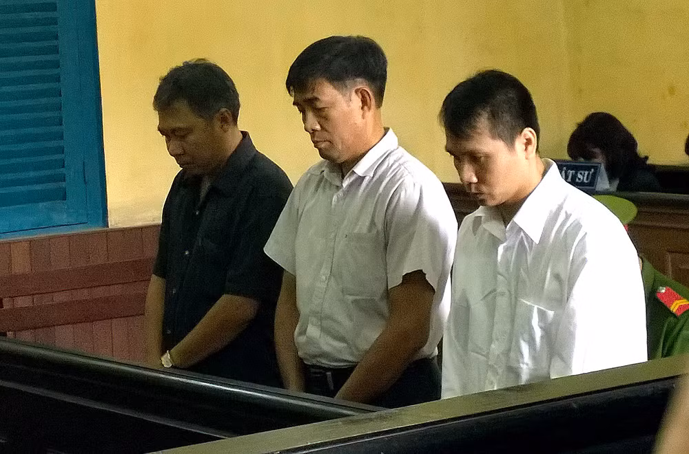 Các bị cáo trong vụ hô biến hàng hiệu thành hàng chợ tại phiên tòa sơ thẩm