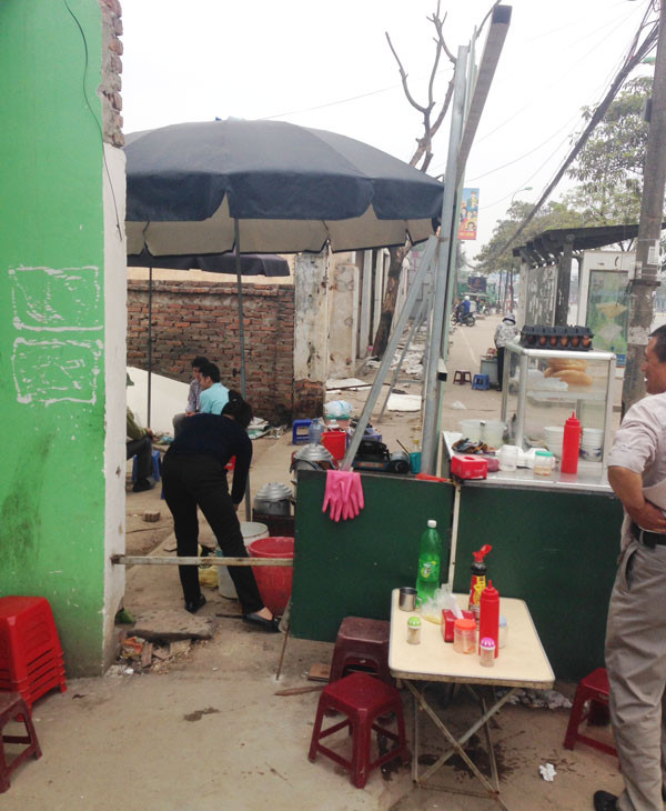 Người dân tận dụng mặt bằng bên ngoài để bán xôi, trà đá. bên trong