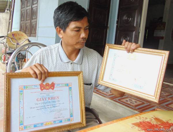  Ông Nguyễn Huy Hiền nói về truyền thống làng và thành tích học tập của các con. Ảnh: Đức Hùng