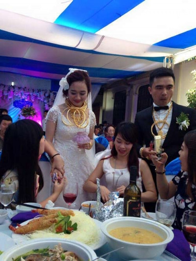 Đám cưới đầy vàng gây xôn xao ở Hà Tĩnh - Ảnh 1