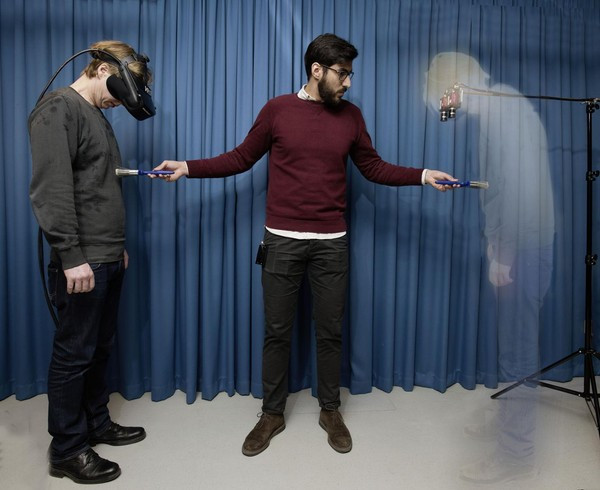 Phát minh mới giúp con người tàng hình trước đám đông ảnh 2