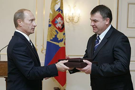 Ông Serdyukov (phải) và Tổng thống Putin tại Kremlin tháng 2/2007 Ông Serdyukov (phải) và Tổng thống Putin tại Kremlin tháng 2/2007