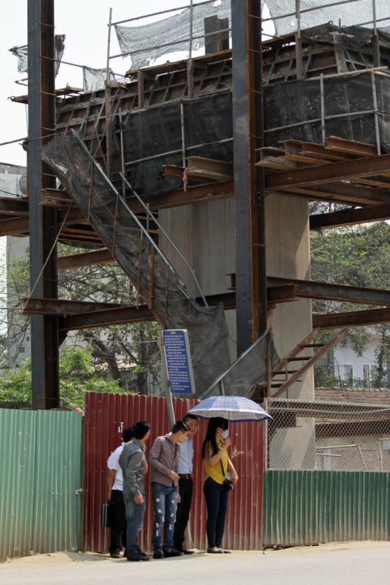 Điểm chờ xe bus nhếch nhác, nguy hiểm giữa thủ đô ảnh 5