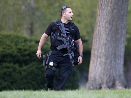 Nhân viên mật vụ Mỹ ở bãi cỏ phía trước Nhà Trắng