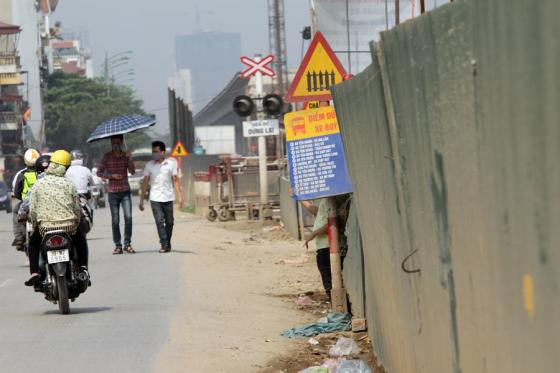 Điểm chờ xe bus nhếch nhác, nguy hiểm giữa thủ đô ảnh 2