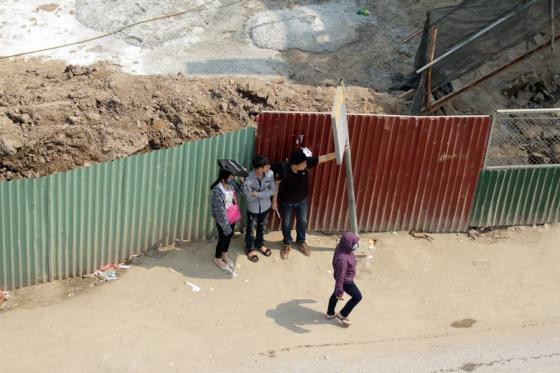 Điểm chờ xe bus nhếch nhác, nguy hiểm giữa thủ đô ảnh 8