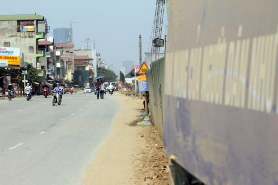 Điểm chờ xe bus nhếch nhác, nguy hiểm giữa thủ đô ảnh 7