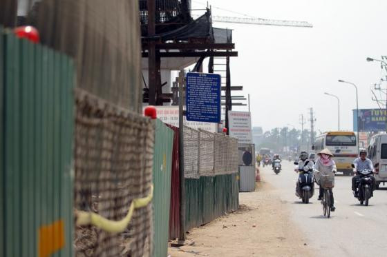 Điểm chờ xe bus nhếch nhác, nguy hiểm giữa thủ đô ảnh 9