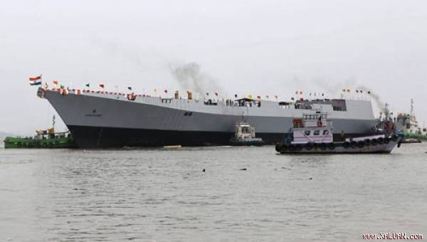 Khu trục hạm tàng hình mới của Ấn Độ hạ thủy tại thành phố Mumbai ngày 20.4 - Ảnh: Reuters