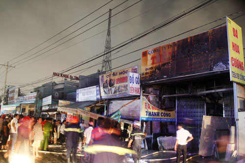 Dãy cửa hàng xảy ra hỏa hoạn. Ảnh: An Nhơn