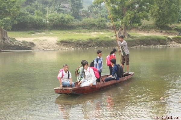 Người lái đò Chảo Kèn Dùng đã 30 năm chở đò miễn phí cho học sinh và giáo viên tới trường