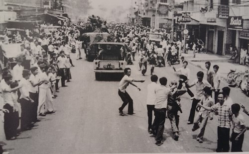 Người Sài Gòn muốn thấy ảnh Bác trong ngày thống nhất ảnh 4