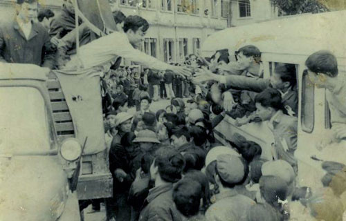 Thầy trò trường ngoại ngữ (Đại học Ngoại ngữ, ĐH Quốc gia Hà Nội) chào nhau trước khi xe lăn bánh.Ảnh tư liệu. ngoaingu.jpg