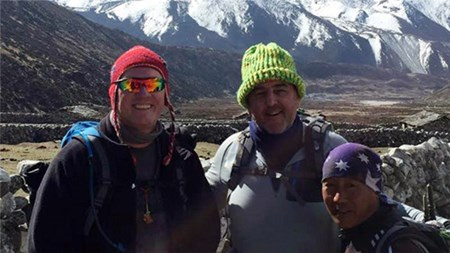 Ông Heymink (mũ xanh) đang thực hiện hành trình chinh phục đỉnh Everest