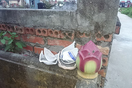 ... vương vãi khắp nghĩa trang
