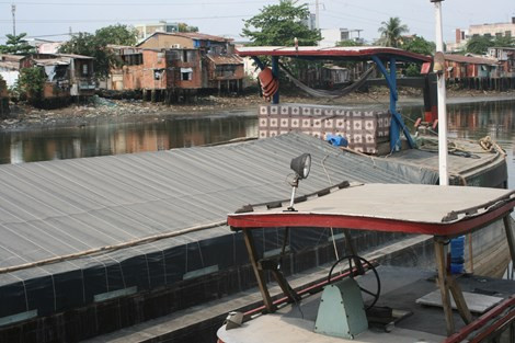 Chiếc thuyền dùng để chở nước biển từ Vũng Tàu về bán