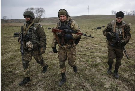 Quân đội Ukraine trong một đợt huấn luyện tại Mariupol hôm 1/4/2015.