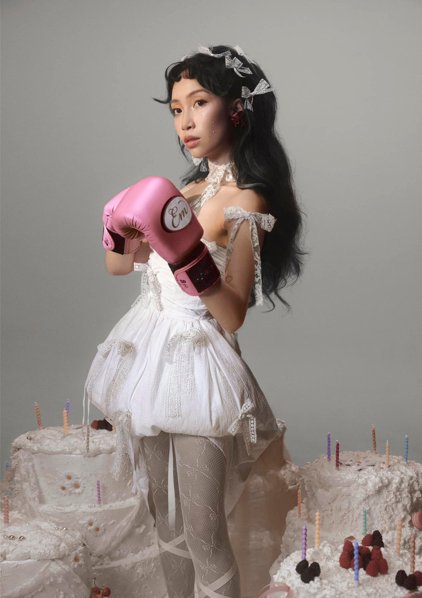 Hình ảnh mới mẻ của Mỹ Anh trong album Em. Hình ảnh mới mẻ của Mỹ Anh trong album Em.