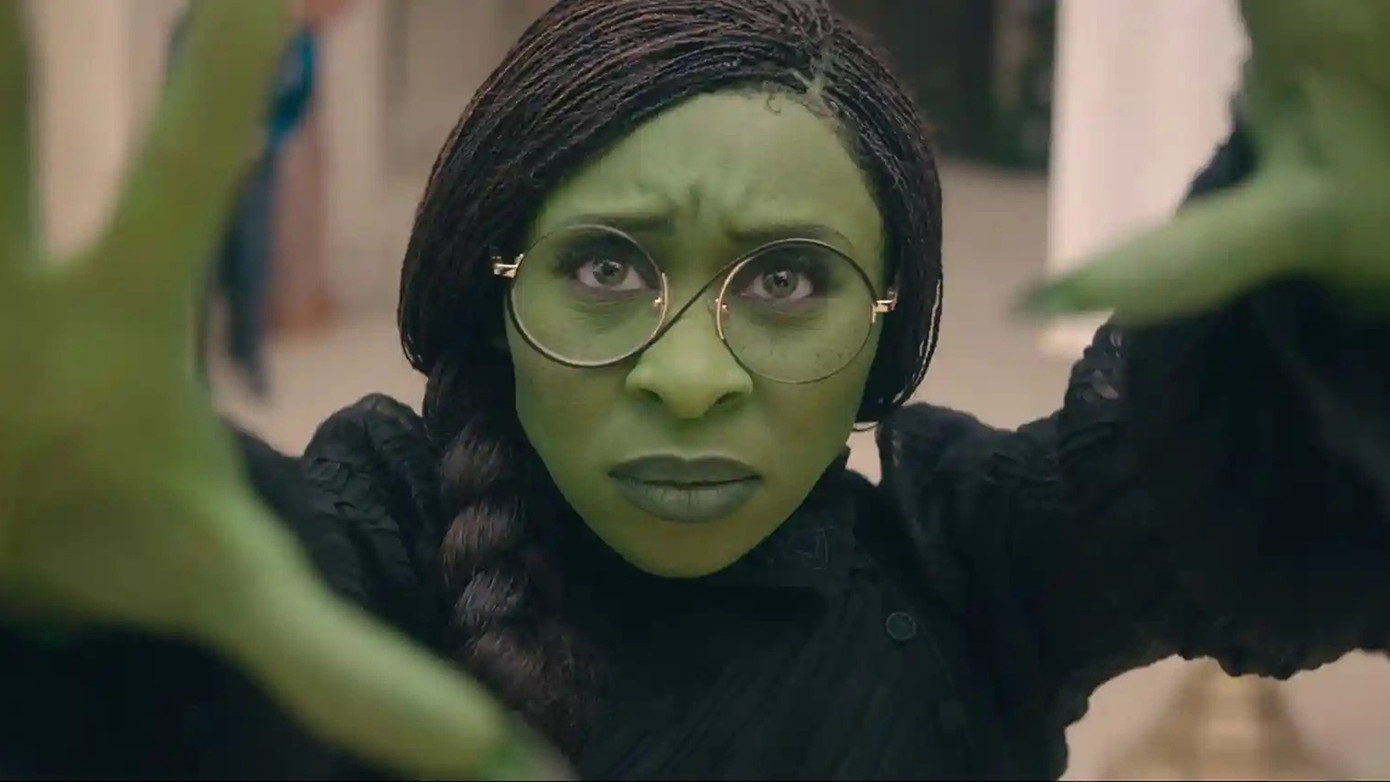 Tạo hình của Cynthia Erivo trong vai "phù thủy da xanh" Elphaba. Tạo hình của Cynthia Erivo trong vai "phù thủy da xanh" Elphaba.