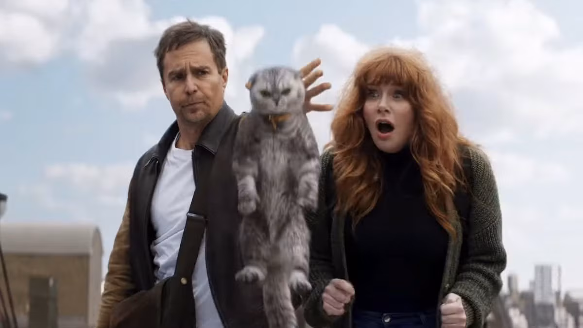 Tạo hình của Sam Rockwell (trái) và Bryce Dallas Howard trong phim.