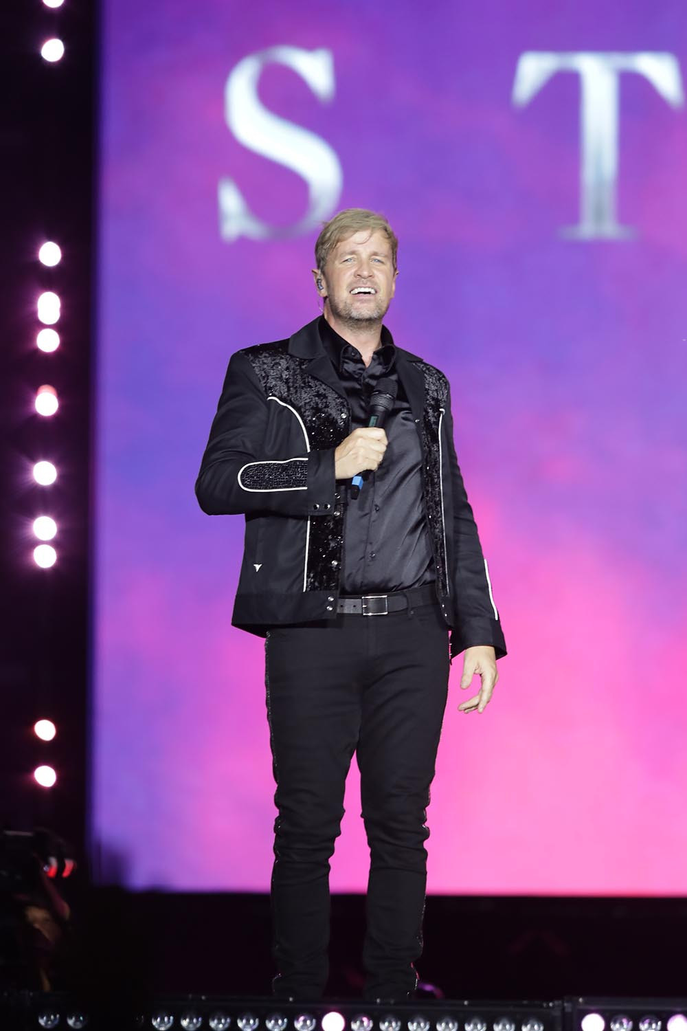 Các thành viên Westlife vẫn giữ được phong độ. Họ thậm chí còn tự nhận mình như trẻ lại thời 18, 19 tuổi. Các thành viên Westlife vẫn giữ được phong độ. Họ thậm chí còn tự nhận mình như trẻ lại thời 18, 19 tuổi.