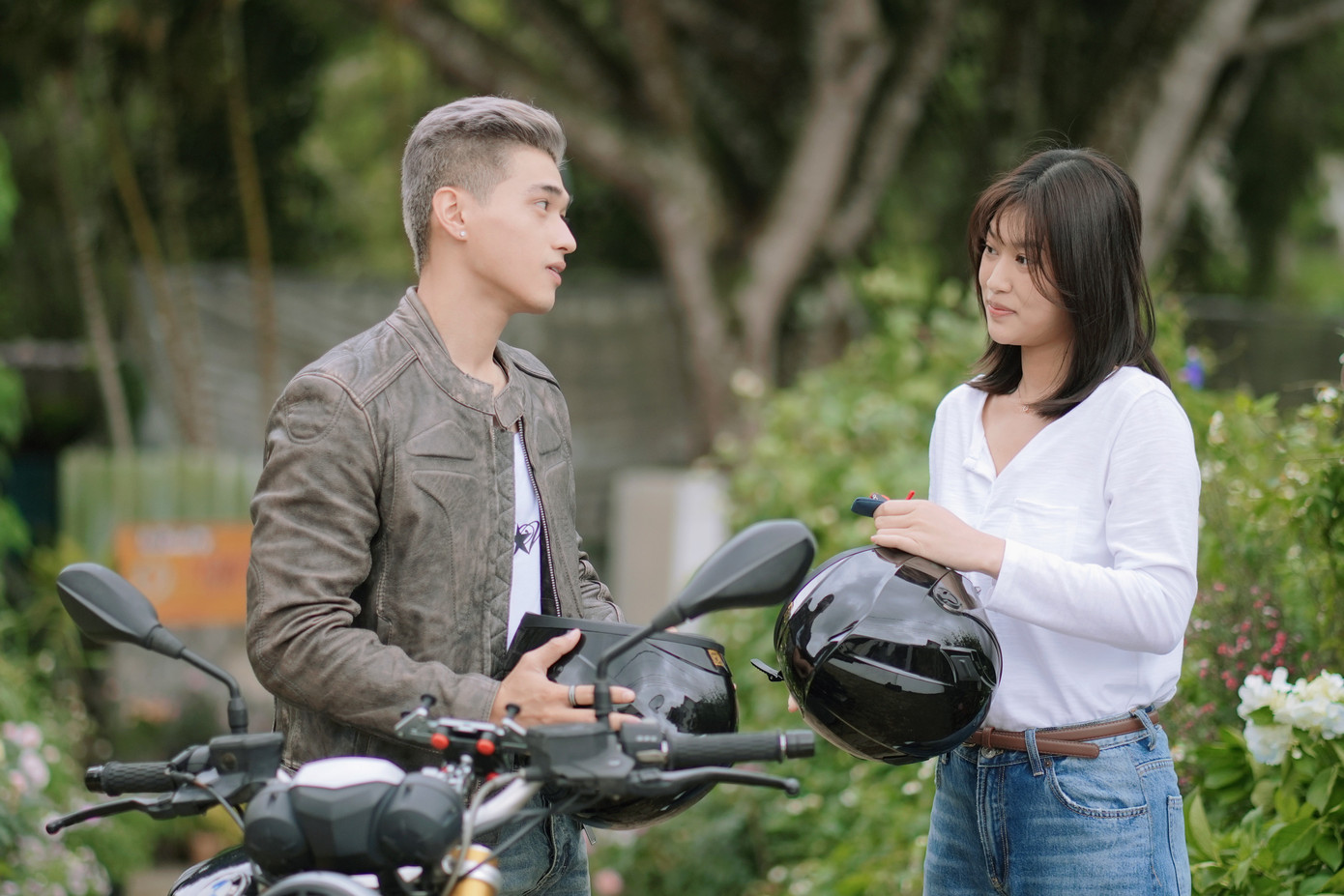 Nụ hôn bạc tỷ là phim đầu tay do Thu Trang đạo diễn. Nụ hôn bạc tỷ là phim đầu tay do Thu Trang đạo diễn.