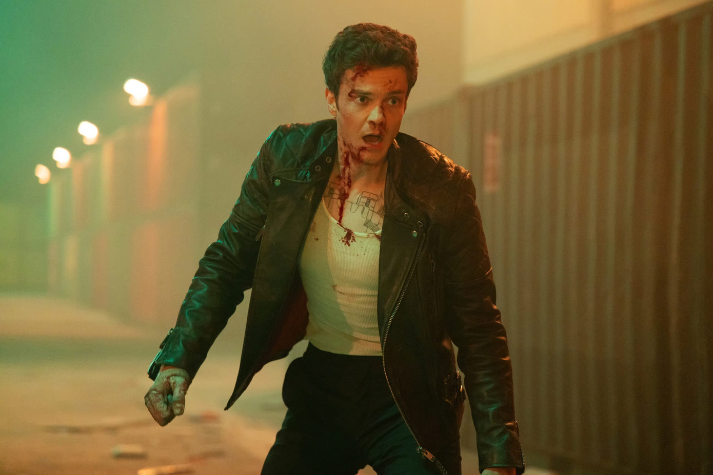 Novocaine cũng gợi nhớ John Wick nhưng hài hước hơn. Novocaine cũng gợi nhớ John Wick nhưng hài hước hơn.